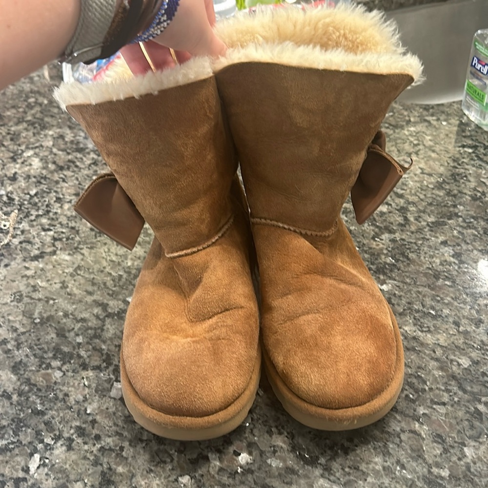Uggs Sz 7 Daelyn Bailey Leather Side Bow Chestnut Brown Suede Boots